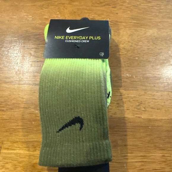 Nike Everyday Plus 2 Pair Crew Socks Volt Olive DH6096 904 Small New With Tags - Picture 4 of 5